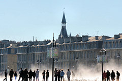 volutes de brume émergeant du miroir -  photo 33-bordeaux.com