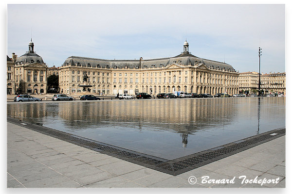 Bordeaux la place de la Bourse et le miroir d'eau des quais |  Photo 33-bordeaux.com