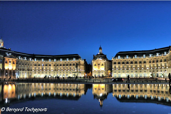 Les façades de la Bourse se reflétant dans le miroir d'eau à l'heure bleue |  Photo 33-bordeaux.com