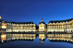 Les façades de la Bourse se reflétant dans le miroir d'eau à l'heure bleue |  Photo 33-bordeaux.com