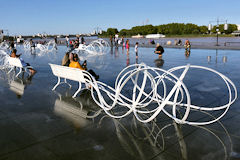 Bordeaux les fauteuils spaghetti de Pablo Reinoso sur le miroir d'eau | Photo Bernard Tocheport