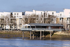 Bordeaux rive droite : constructions nouvelles et restaurant sur pilotis