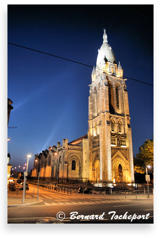 Vue nocturne de l'église Sainte Marie avenue Thiers | 33-bordeaux.com
