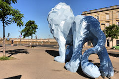 Le lion bleu de Xavier Veilhan tourné vers la rive gauche | 33-bordeaux.com