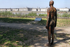 Sculpture d'Antony Gormley quai des Queyries face à la place de la bourse  | 33-bordeaux.com