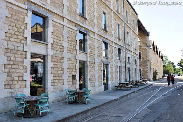 Façade de l'ancienne caserne Niel à Darwin | Photo 33-bordeaux.com