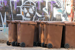 Eco système Darwin Bordeaux : poubelles marron sur fond de graff | Photo 33-bordeaux.com