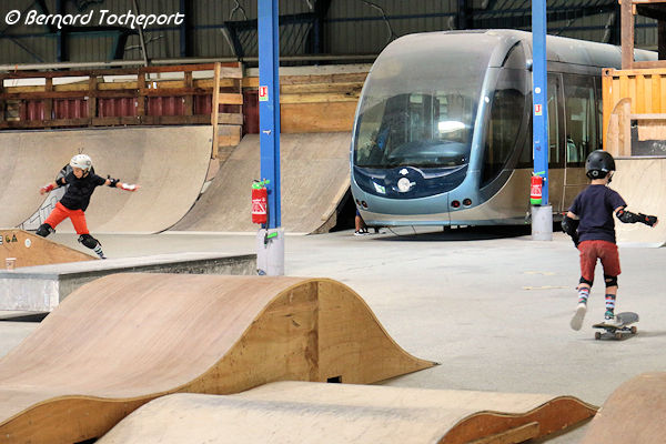 DARWIN Bordeaux le Skate park et son tramway Citadis | Photo 33-bordeaux.com