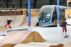 DARWIN Bordeaux le Skate park et son tramway Citadis | Photo 33-bordeaux.com