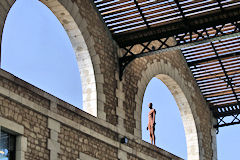Sculpture d'Antony Gormley sous les toits de la Halle Darwin à Bordeaux | Photo 33-bordeaux.com