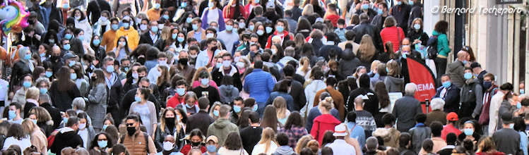 Foule masquée rue Sainte Catherine à Bordeaux | Photo Bernard Tocheport