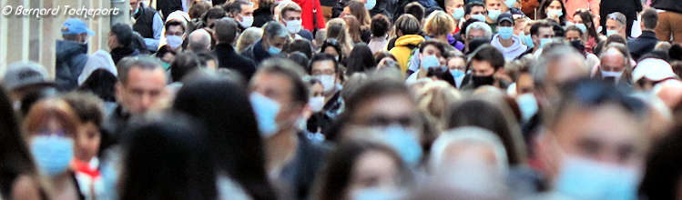 Fouledense masquée rue Sainte Catherine à Bordeaux | Photo Bernard Tocheport