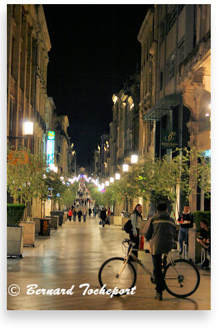 Bordeaux vision nocturne de la rue Sainte Catherine | Photo 33-bordeaux.com