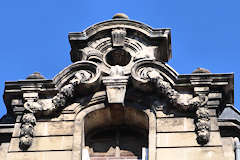 Bordeaux sommet décoré immeuble rue Sainte Catherine | Photo Bernard Tocheport