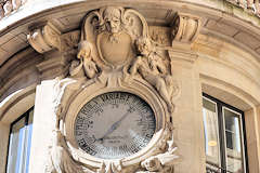 Bordeaux personnages décoratifs sur baromètre rue Sainte Catherine | Photo Bernard Tocheport