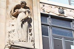 Bordeaux une "Dame de France" sculptée en façade rue Sainte Catherine | Photo Bernard Tocheport