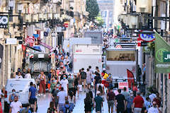 Bordeaux approvisionnement matinal rue Sainte Catherine | Photo Bernard Tocheport