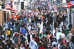 Bordeaux foule déambulant rue Sainte Catherine | Photo Bernard Tocheport