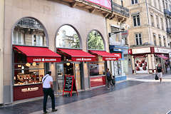Bordeaux rue Sainte Catherine magasin de canelés Baillardran | Photo Bernard Tocheport