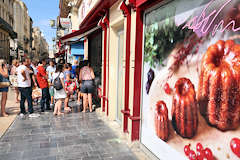 Bordeaux rue Sainte Catherine file d'attente boutique canelés la Toque Cuivrée | Photo Bernard Tocheport