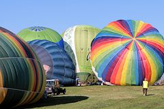 Saint Emilion gonflage de plusieurs montgolfières sur le terrain d'envol 