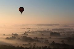 Montgolfière au dessus des brumes matinales 