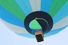 Gros plan sur le vol d'une montgolfière à Saint Emilion