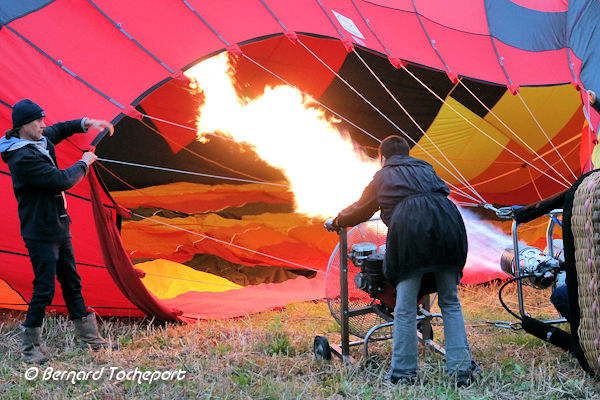 Saint Emilion bruleur allumé au moment du gonflage d'une montgolfière | Photo Bernard Tocheport