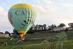 Une montgolfière survolant les vignes à Saint Emilion | Photo 33-bordeaux.com