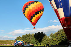 Montgolfière et son ombre à Saint Emilion | Photo 33-bordeaux.com