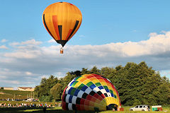 Saint Emilion une montgolfière décolle une autre se gonfle  | Photo 33-bordeaux.com