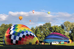 Montgolfières en cours de gonflage à Saint Emilion | Photo 33-bordeaux.com