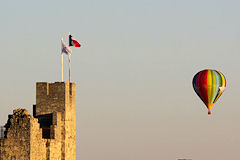 Saint Emilion décollage montgolfière devant la Tour du Roy