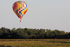 Saint Emilion : montgolfière survolant les vignes