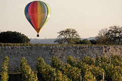 Saint Emilion montgolfi��re survolant les vignes