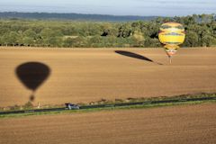 Une montgolfière dans l'ombre et l'autre dans la lumière