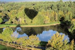 Saint Emilion l'ombre de notre montgolfière survolant un lac