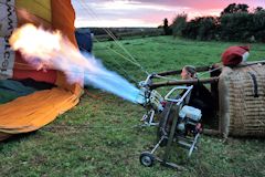 coup de bruleur pour réchauffer l'air de l'enveloppe