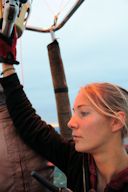 Marie pilote à la maneouvre de la montgolfière