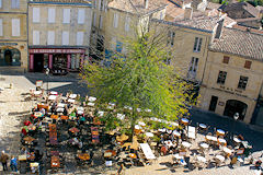 Saint Emilion les terrasses de restaurants vues d'en haut