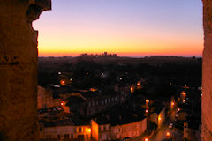 Le soleil se lève sur la cité médiévale de Saint Emilion