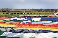 Saint Emilion alignement des enveloppes de montgolfières | 33-bordeaux.com