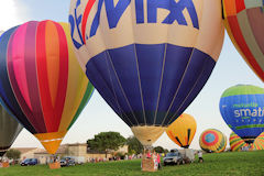 Saint Emilion montgolfières prêtes pour le décollage | 33-bordeaux.com