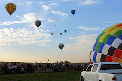 Saint Emilion des montgolfières en l'air et une au sol | 33-bordeaux.com