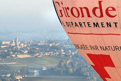 2018 Montgofiades de Saint Emilion : la Cité Médiévale et le ballon du département de la Gironde | Photo Philippe Giret