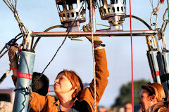 Derniers préparatifs dans la nacelle - 2018 Montgolfiades de Saint Emilion | Photo Philippe GIRET