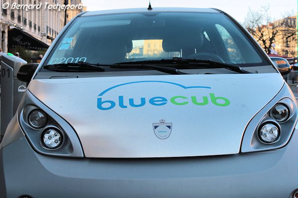 Avant d'une BLUECUB voiture électrique en libre service | photo 33-bordeaux.com