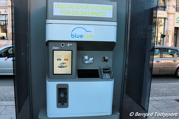 Borne location BLUECUB voitures électriques à Bordeaux | photo 33-bordeaux.com