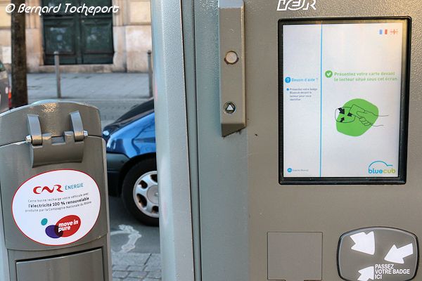 Borne de recharge BLUECUB voitures électriques en libre service à Bordeaux | photo 33-bordeaux.com