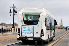 Arrière Heuliez Bus électrique Keolis sur le pont de pierre | photo Bernard Tocheport